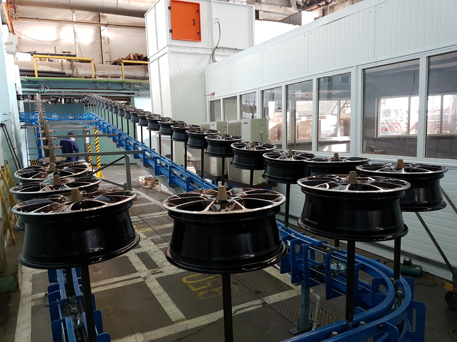 Wheel handling conveyor
