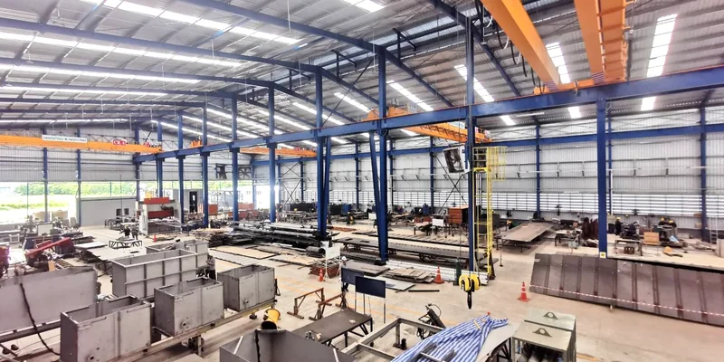 Ban Bueng production hall and fabrication areas